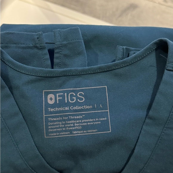 FIGS V-neck Teal Scrub Top - Picture 2 of 2